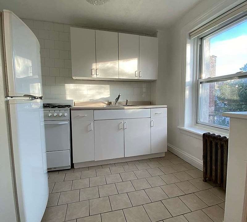 1st image of 170 12th St #3