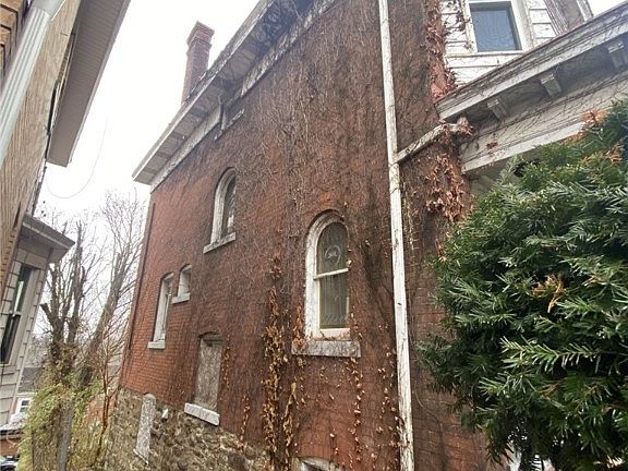 2nd image of 218 McKinley St