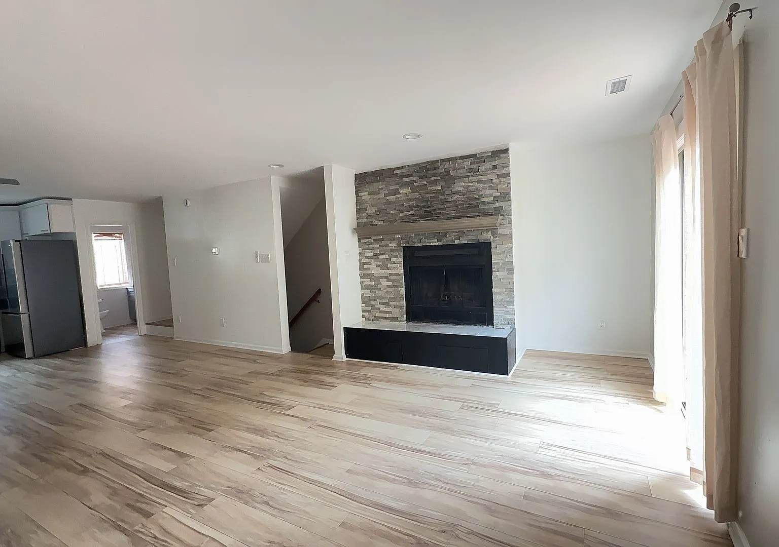 Spacious 2-Bedroom Condo! — Photo 4