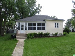 906 Broad St, Rolfe, IA 50581