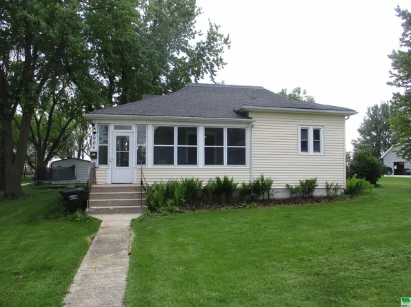 906 Broad St, Rolfe, IA 50581