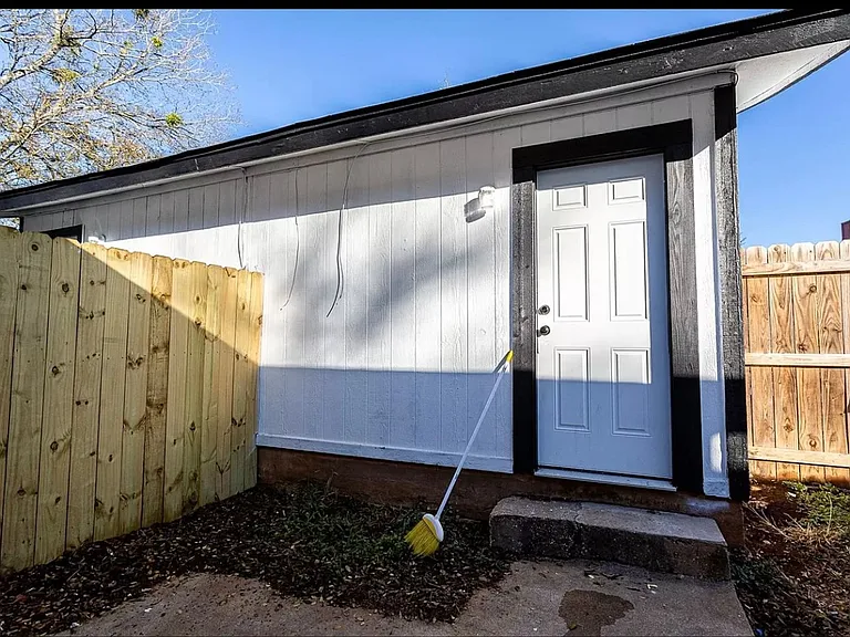 4900 E Stassney Ln — Photo 19