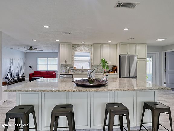 4th image of 590 Coconut St