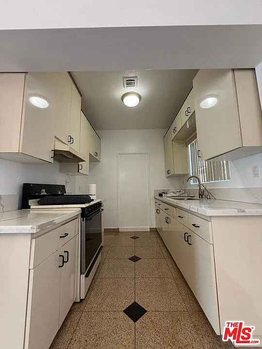 2 bed, 2.0 bath, 1100 sqft, $3,200 — Photo 2