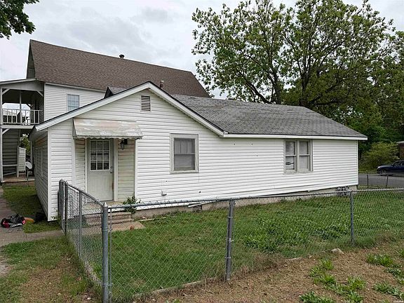 3rd image of 405 Spring St