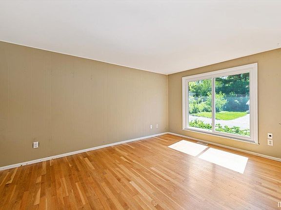 5th image of 3212 N Meadow Ln