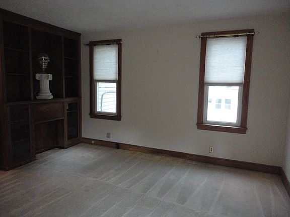 3rd image of 620 W 1st St