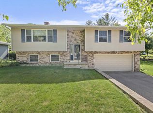 634 Cresthaven Dr, Cottage Grove, WI 53527