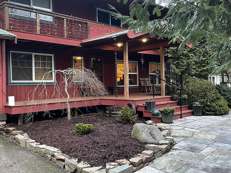 Front port, walkway access from driveway