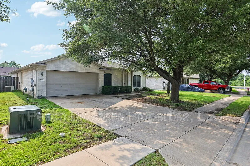 4 bed, 2.0 bath, 2208 sqft, $2,500 — Photo 4
