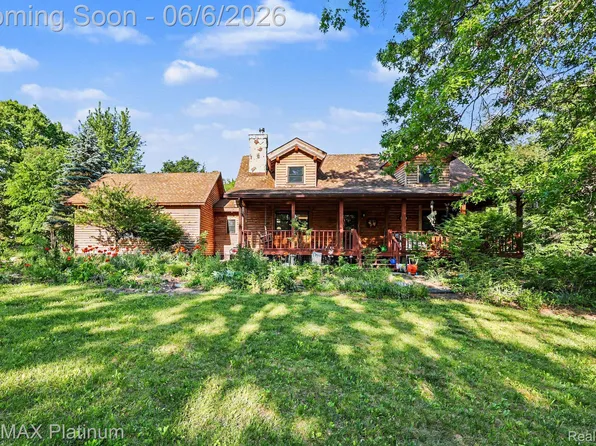 1240 N Hickory Ridge Trl, Milford, MI 48380