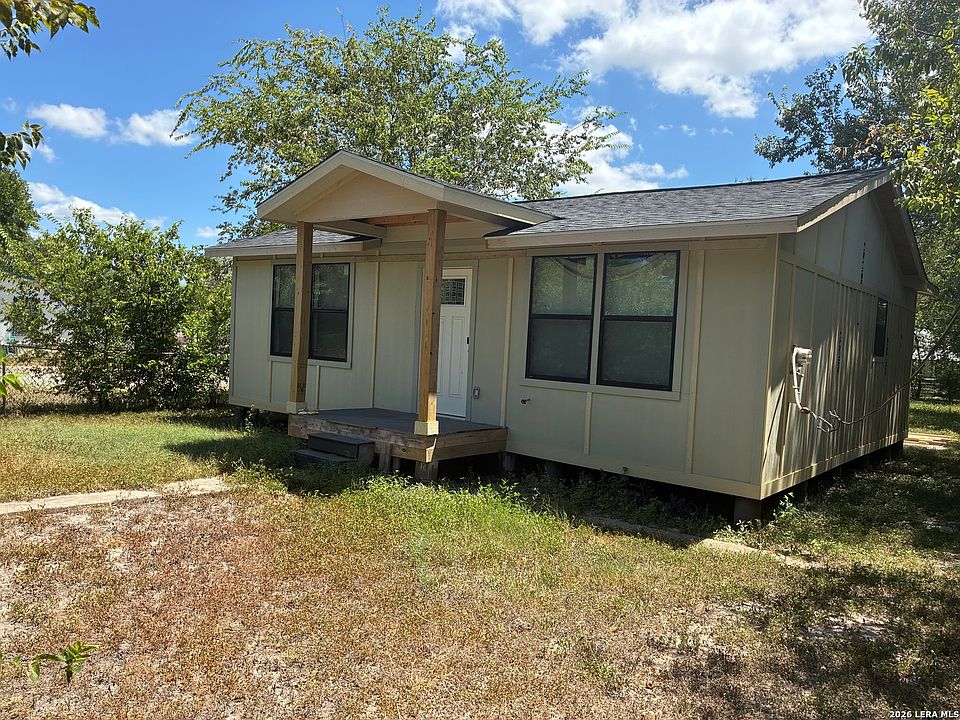1st image of 902 AARON PL