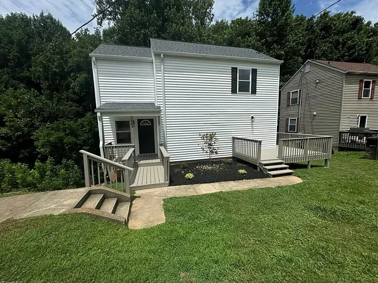904 Elizabeth St — Photo 2