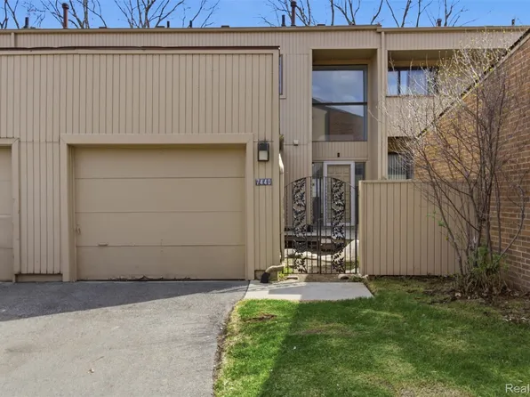 7440 Azalea Ct, West Bloomfield, MI 48322