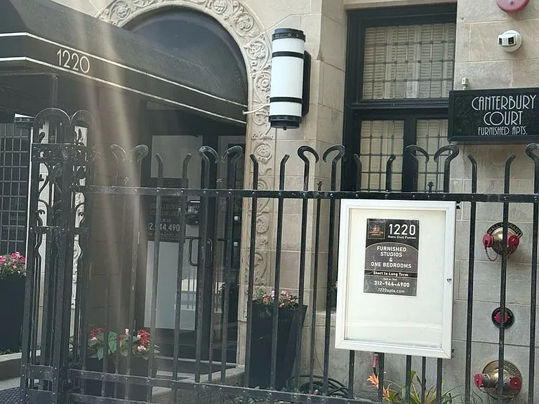 Canterbury Court Apartments — Photo 106