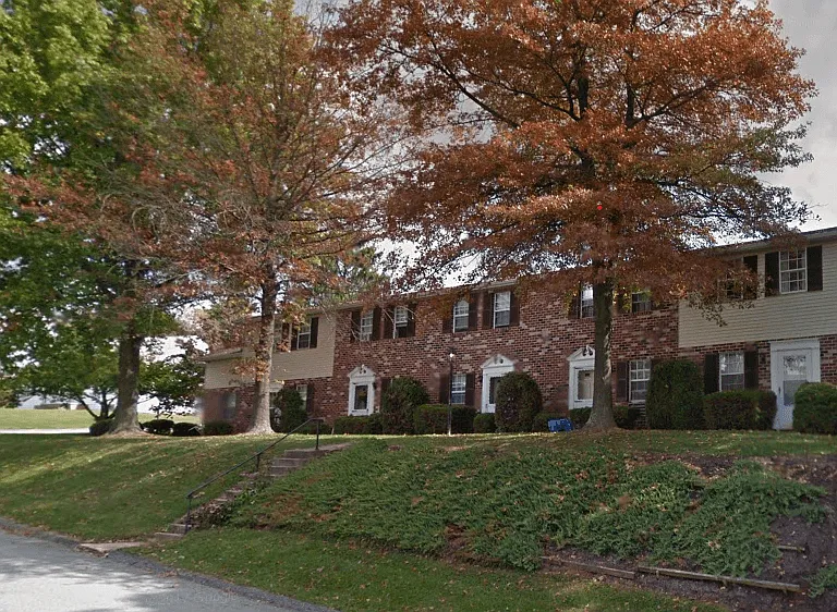 100 Boxwood Rd — Photo 1