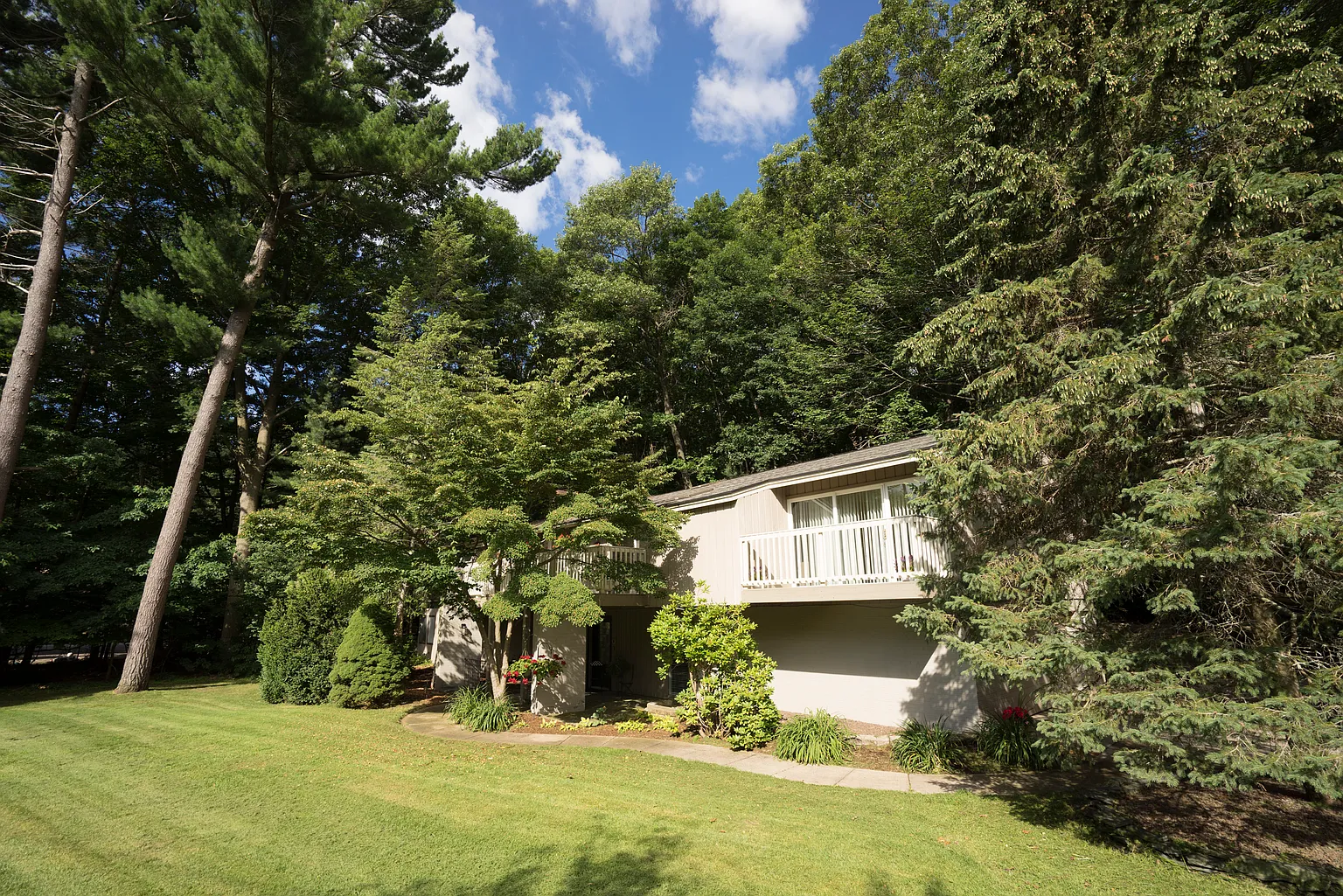 2143 Easthill Dr photo 1