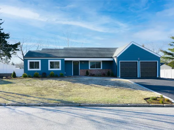 10 Melvin Avenue, Farmingville, NY 11738