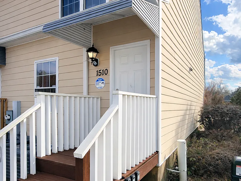 1510 E Henry St — Photo 17
