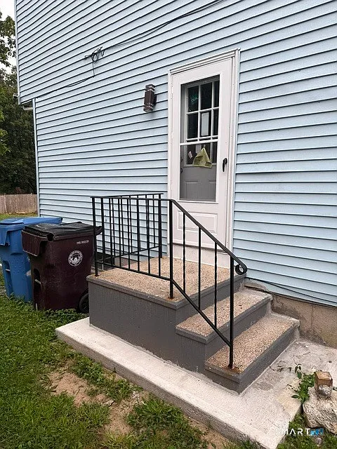 3 bed, 1.5 bath, 2128 sqft, $2,000 — Photo 2