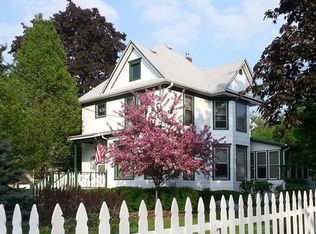 350 McHenry Ave, Woodstock, IL 60098