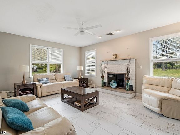 4th image of 20 Greenbriar Ct