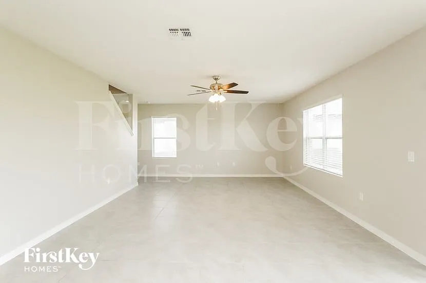 4 bed, 2.5 bath, 2526 sqft, $2,490 — Photo 2