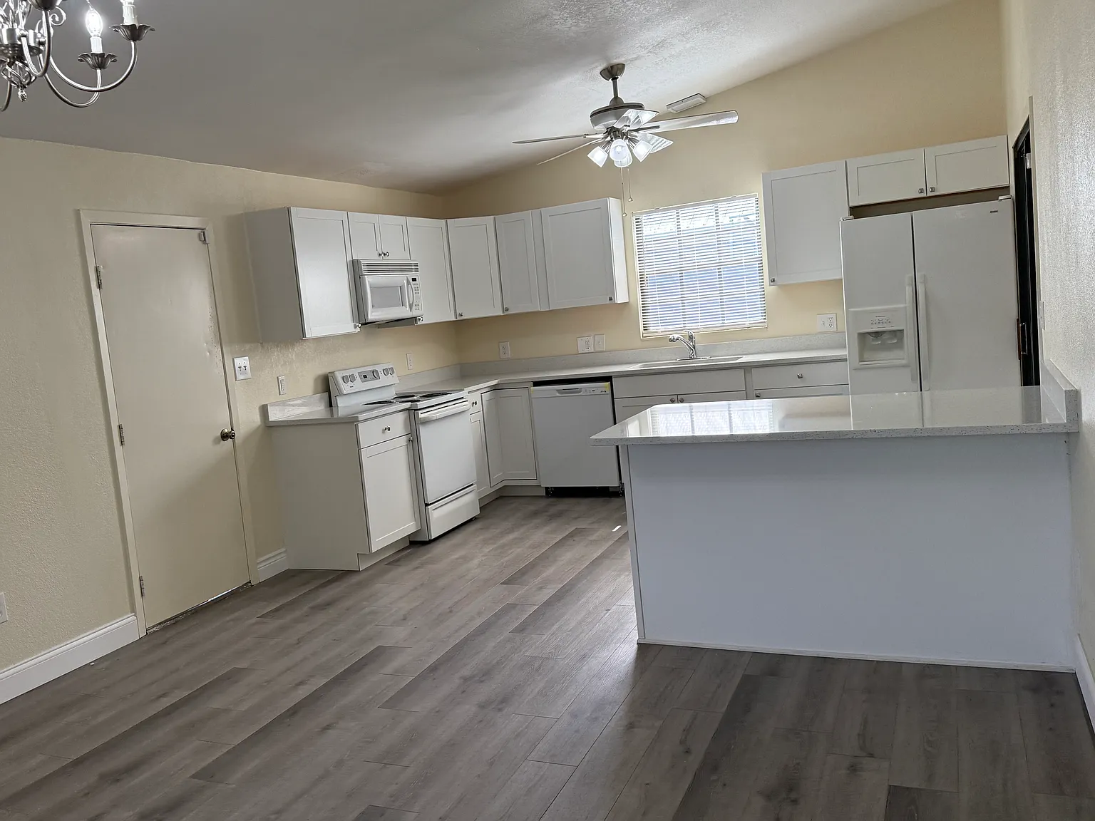 813 W Heron Pl — Photo 3