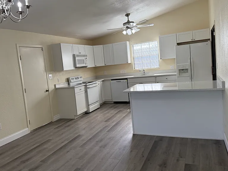 813 W Heron Pl — Photo 3
