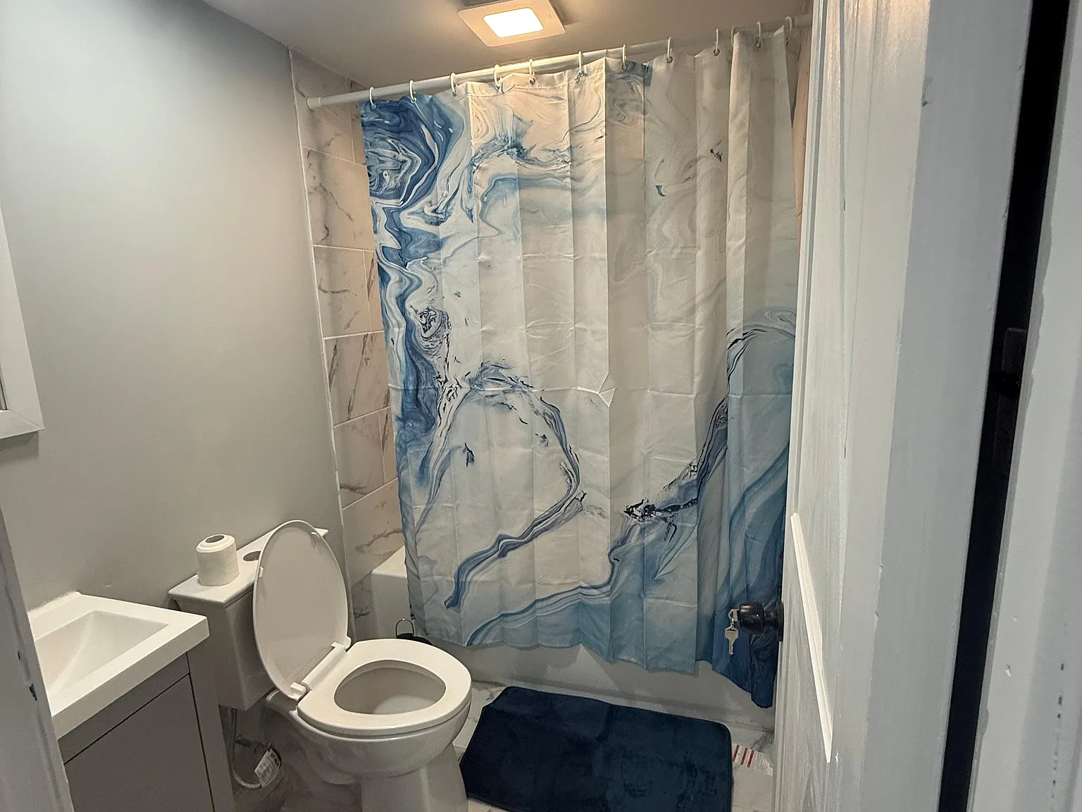 5 bed, 2200 sqft, $2,300 — Photo 2