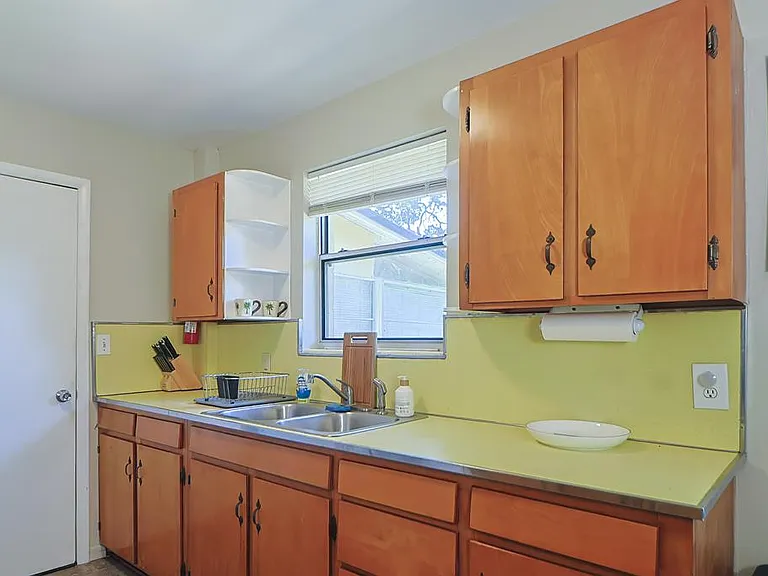 10 Barcelona Ave — Photo 14
