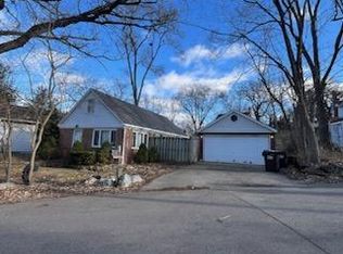 218 Hillside Dr, Island Lake, IL 60042