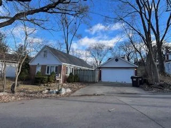 218 Hillside Dr, Island Lake, IL 60042