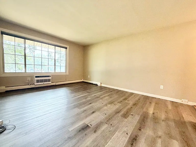 Middleton Commons — Photo 38