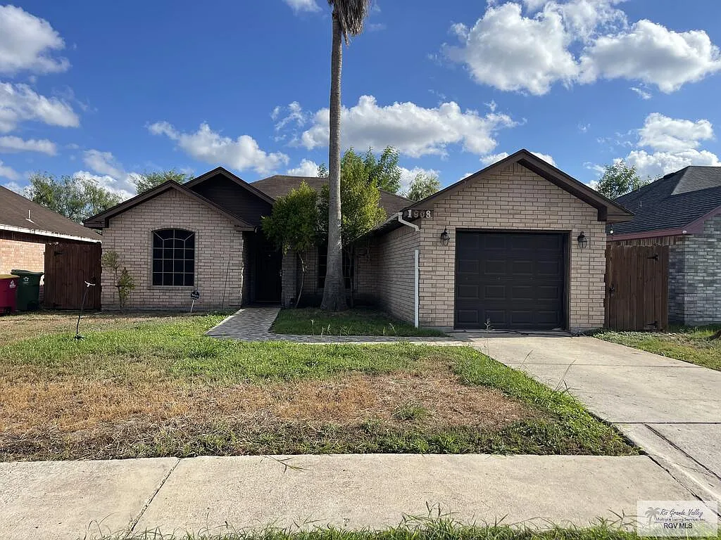 3 bed, 2.0 bath, 1219 sqft, $1,700 — Photo 2