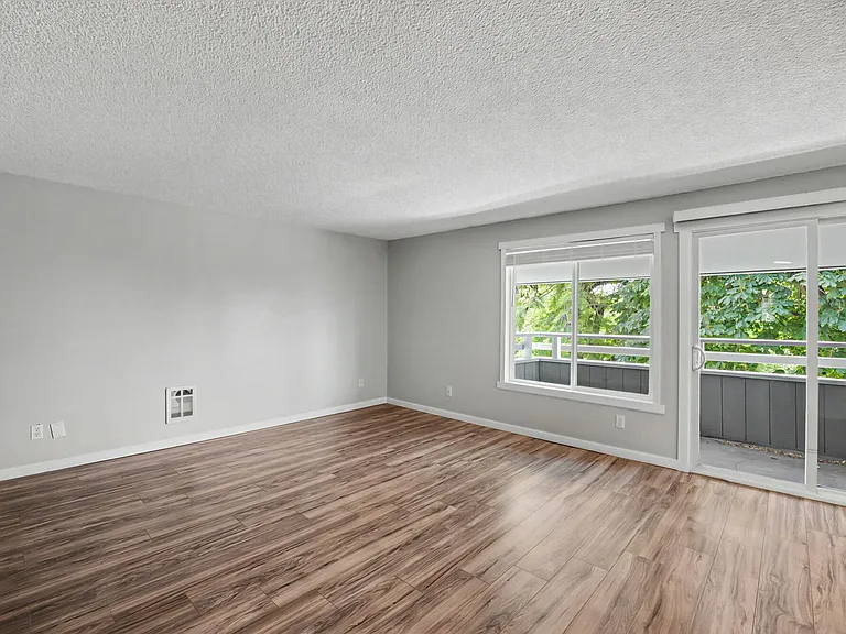 River Court Apartments - Updated Units With A View! — Photo 10