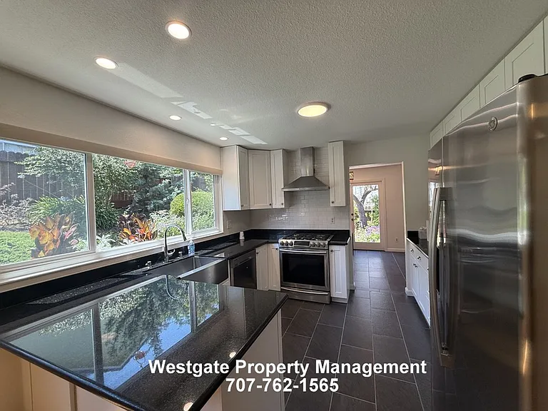 400 Smith Ct — Photo 8