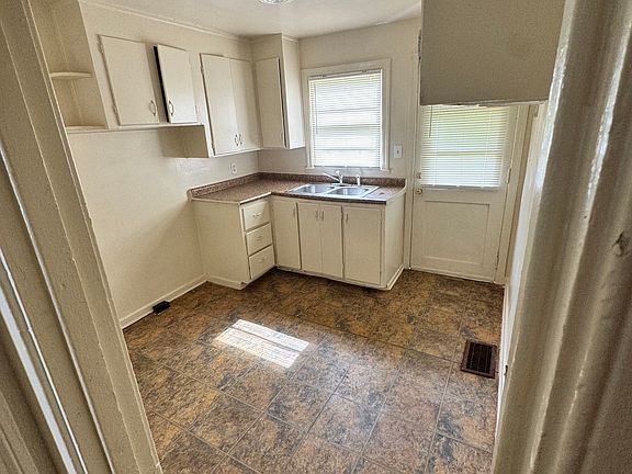 4th image of 3927 37th Ave N #1
