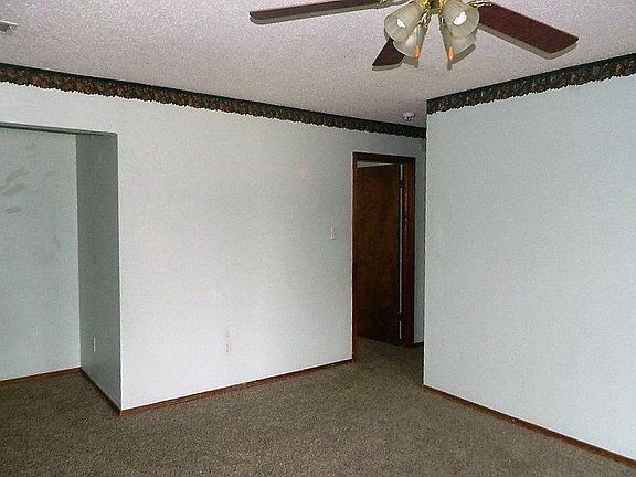 2nd image of 315 NE Skyline Cir