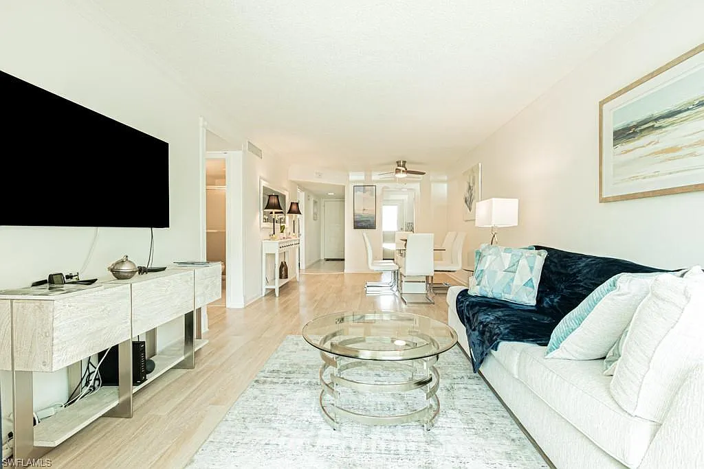 2 bed, 1.5 bath, 1000 sqft, $6,490 — Photo 3