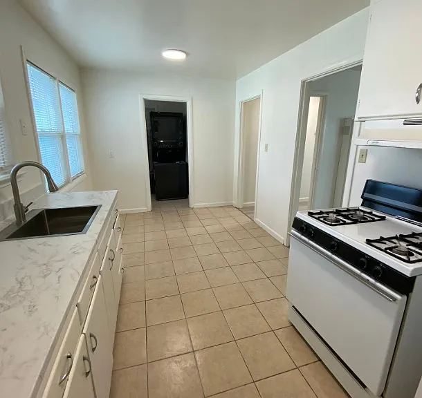 1140 Broadway St — Photo 11