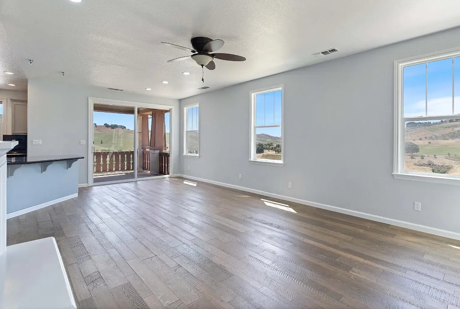 4 bed, 2205 sqft, $3,690 — Photo 3
