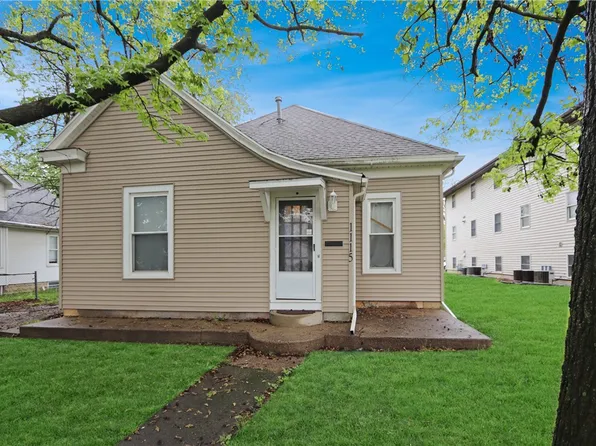 1115 4th St, Charleston, IL 61920