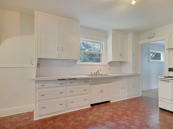 4th image of 1542 S Fife St