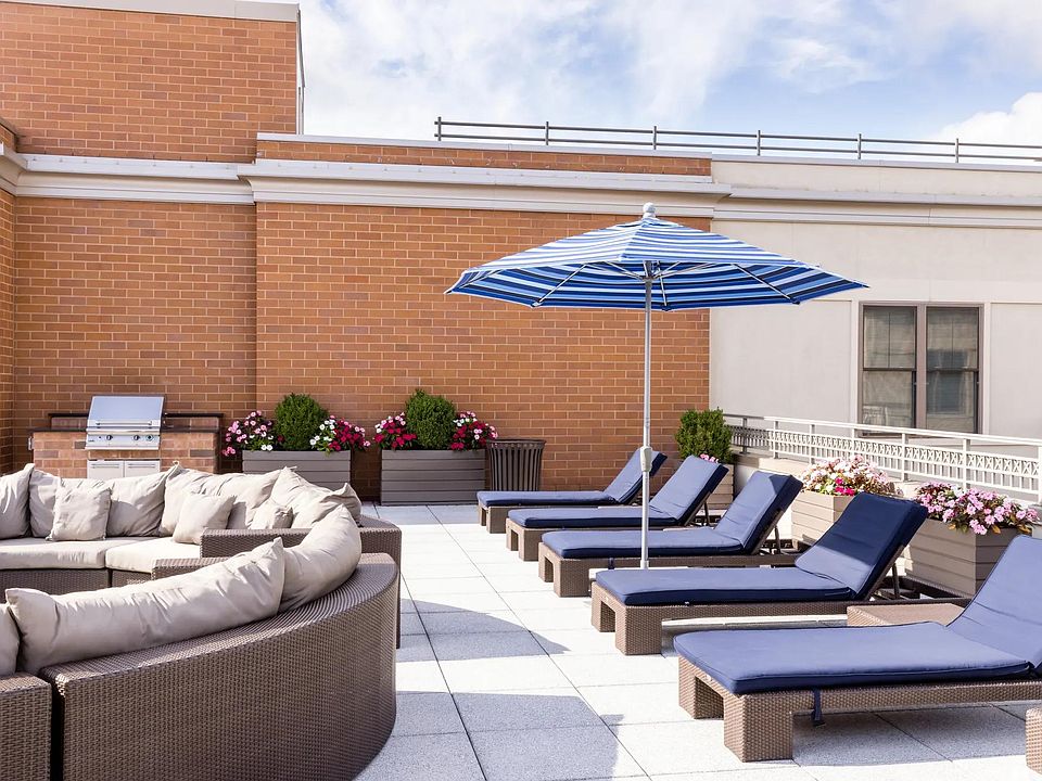 Rooftop terrace with lounge seating at The Metropolitan at 40 Park in Morristown, NJ.