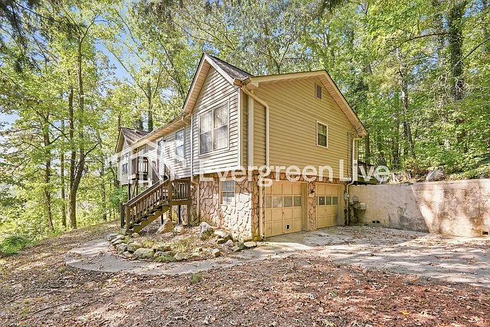 3 bed, 2.0 bath, 1352 sqft, $1,595 — Photo 2