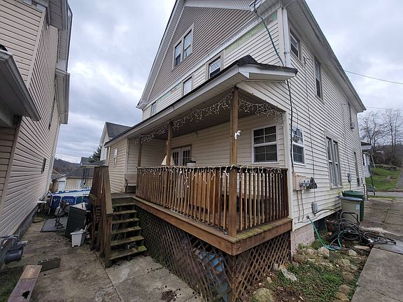 3rd image of 715 Delaware St