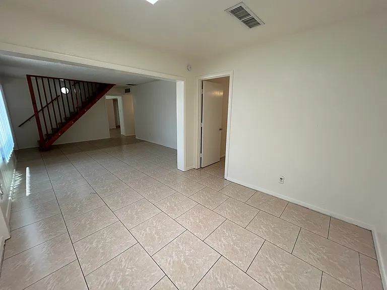 6 bed, 3.0 bath, 2269 sqft, $2,495 — Photo 6