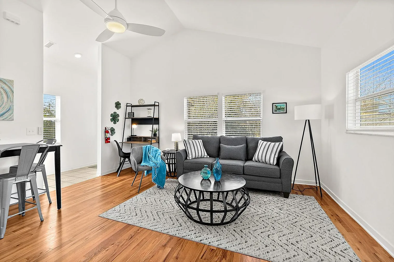 1 bed, 1.0 bath, 893 sqft, $1,982 — Photo 1