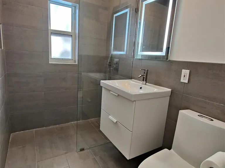733 NE 18th Ave — Photo 24